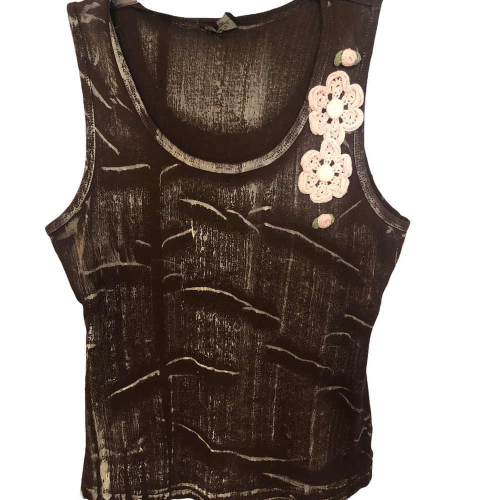 Tryst tank top with painted distressing and cute crotchet flower details. SZ LGE